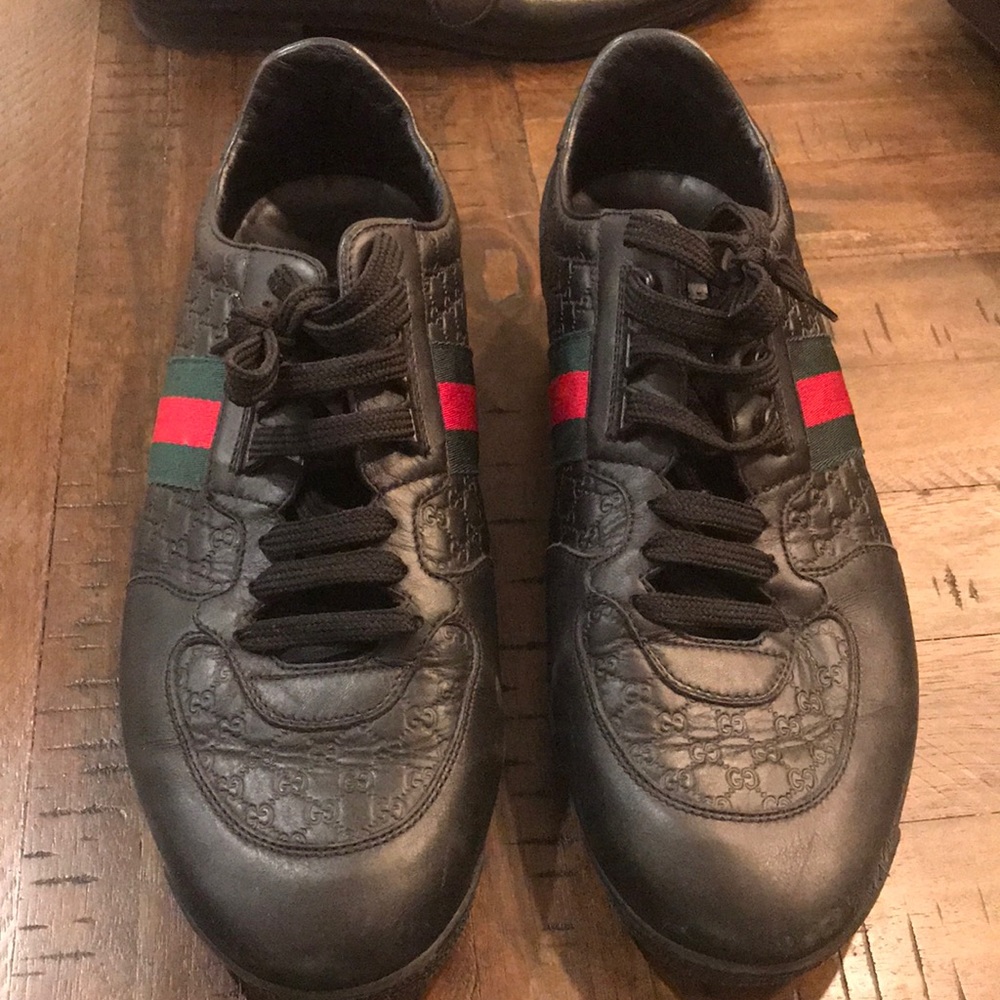 black Gucci sneakers . serial number 233334